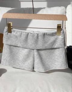 ショートパンツ グレー 折り返しデザインのサムネイル