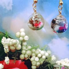 【まーた様専用ページ】2匹の金魚が泳ぐ！金魚鉢ピアス・イヤリングのサムネイル