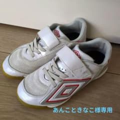 umbro unito フットサルシューズ ホワイト/レッド　19センチのサムネイル