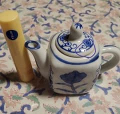 白と青の花模様のミニチュア急須のサムネイル