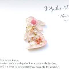 no.1621 レジン ヘアゴム ブローチ ポニーフック うさぎ - メルカリ