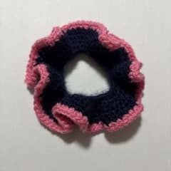 ハンドメイド ニットシュシュ ネイビー ピンク ★1点もの★のサムネイル