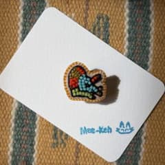 ハンドメイド(小)⁂ビーズ刺繍ピンズ ／ ピンバッジ ⁂トリケラトプス 恐竜のサムネイル