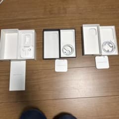 Apple iPhoneXS,13Pro,15Pro의 상자와 순정 케이블