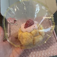 kikisquishy Mサイズ ぼやぼや袋粉付き生クリーム 苺シュークリームのサムネイル