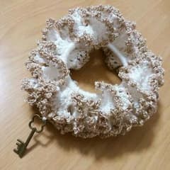 シュシュ*ベージュラメ*鍵のサムネイル
