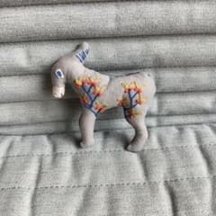 ロバのブローチ　ハンドメイドのサムネイル