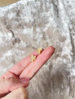 フリヴォルみたいなゴールド三つ葉ピアスのサムネイル