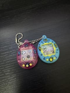 シャカシャカたまごっち 時計型 ミニチュア キーホルダー 2個セットのサムネイル