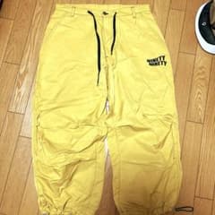 9090 イエロー カーゴパンツ ロゴ入りのサムネイル