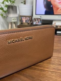 MICHAEL KORS マイケルコース 長財布　茶色　ラウンドファスナーのサムネイル