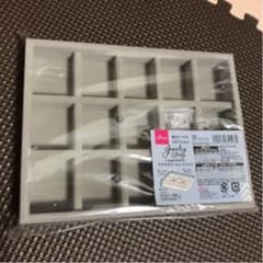 100均 ダイソー　アクセサリートレイ　ベロア 内箱仕切りのサムネイル