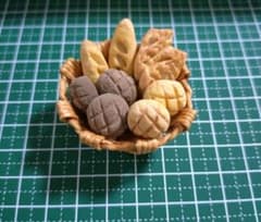 ミニチュアパン詰め合わせ クラフトかご　フェイクフード　メロンパン　たい焼きパンのサムネイル