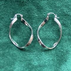 ツイスト フープピアス シルバーカラーのサムネイル