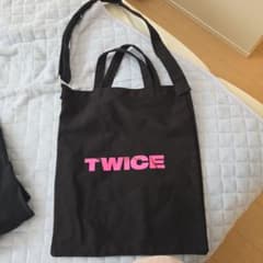 TWICE トートバッグ 黒色 ピンクロゴのサムネイル