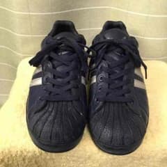 adidasスニーカーのサムネイル