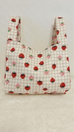 ハンドメイド　いちご柄のマルシェバック　コンビニ用サイズ　お子様のバックにも♩のサムネイル