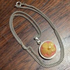 花モチーフの円形ペンダント 紫陽花 金属製 土台 チェーン 昭和レトロ ピンク色のサムネイル