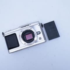 OLYMPUS PEN E-P1 디지털 카메라 본체 전지 부착