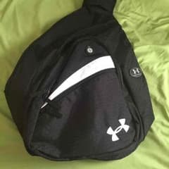 UNDER ARMOUR 斜めがけリュックのサムネイル