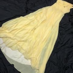 黄色のシフォンのドレスのサムネイル