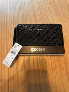 DKNYロゴエナメルファスナー式 長財布 新品 - メルカリ