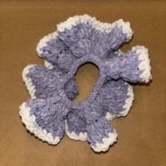 紫と白の花びらデザインシュシュ