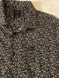 ハナマル様専用お値下げしました☺︎RVCA小花柄シャツ　新品、未使用のサムネイル