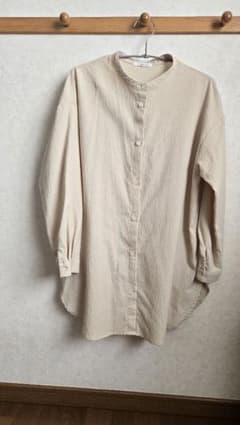 ベージュ ボタン付きシャツ 長袖のサムネイル
