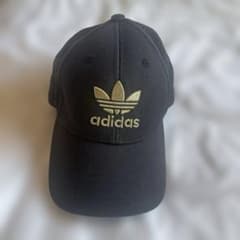 adidas 黒 キャップ 金色ロゴのサムネイル