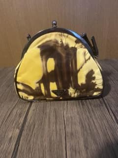 【9月末だけ値下げ】】PRADA がま口ミニバックのサムネイル