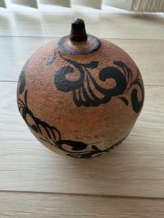 陶器の球形容器 花模様、やちむんのサムネイル