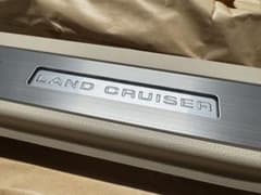 ランクル300 スカッフプレート イルミ付 ベージュ トヨタ純正 - メルカリ