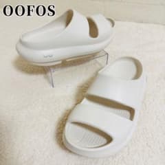希少カラー OOFOS ウーフォス OOyea ウーヤ 白 サンダル EU38