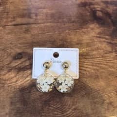 花柄クリア樹脂ピアス ゴールドのサムネイル