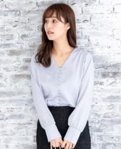 お値下げ　くるみボタンVネックサテンブラウスのサムネイル