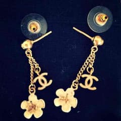 ☆中古・本物☆CHANEL アンティーク調ハイビスカスピアスのサムネイル