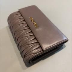 M*u様 オークションミュウミュウ 折り財布 マテラッセ レザー グレージュのサムネイル