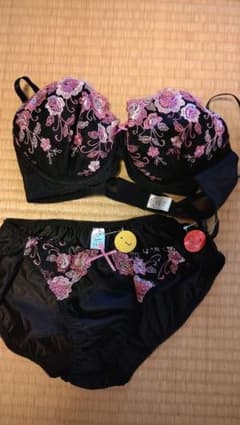 新品未使用、黒にピンクの刺繍のブラジャー&ショーツセットのサムネイル