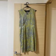 花柄ノースリーブひざ丈ワンピースのサムネイル