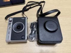 FUJIFILM instax mini Evo 本体 専用ケース付きのサムネイル