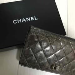 期間限定値下げ！CHANEL シャネル 正規品 長財布のサムネイル