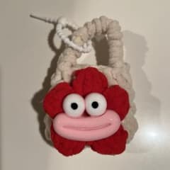 ソーセージリップモンスター　カバン型キーホルダー　もこもこ　ベージュのサムネイル
