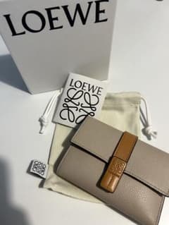 【最終値下げ】LOEWE ベージュ 三つ折り財布のサムネイル