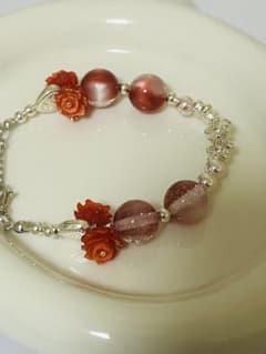 ハンドメイド 薔薇とビーズのブレスレットのサムネイル