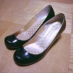 黒のパンプスのサムネイル