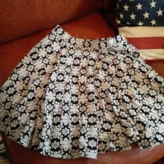 モノクロトーンのお花スカートのサムネイル