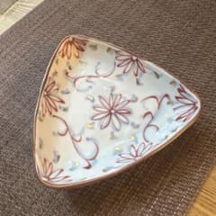 菊紋様 三角皿 陶器 銘ありのサムネイル