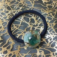 天然石と金箔入り球体ヘアゴムのサムネイル