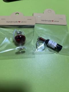 ワインボトルとグラスのミニチュアキーホルダー 2個セット目印チャームのサムネイル